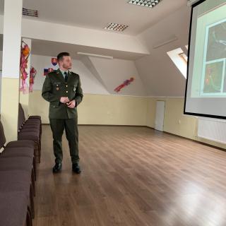 Kapitán Ing. Ľubomír Leicher na návšteve našej školy – Geodéta a hivatásos katonák között