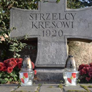 Uczniowie radzymińskiej „Stalowej Jedynki” odwiedzili miejsca pamięci, cmentarze, mogiły bohaterów i osób zasłużonych...