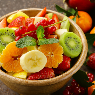 Sałatkę owocową, smaczną i zdrową przygotowują uczniowie 1b