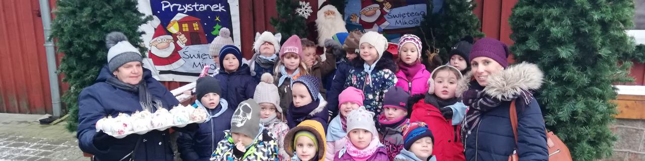 Wycieczka grupy "Krasnale" i "Pajacyki" do wioski Świetego Mikołaja.