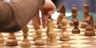 Súboj o šachového kráľa starého gympla vrcholí