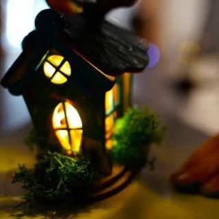 Lampion w kształcie domku.