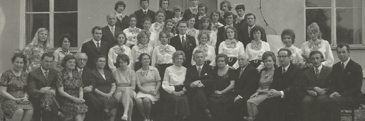 Zdjęcie grupowe z połowy lat 70-tych przed internatem