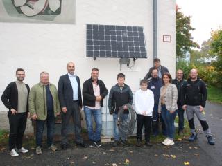 Arbeitsgemeinschaft Umwelt in Aktion – Solaranlage an Schulhauswand montiert