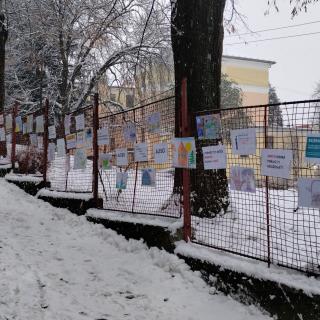 Výstava na plote školy a výzdoba v škole