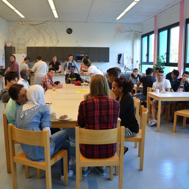 Schülerinnen und Schüler beim Schulfrühstück