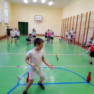 Zabawy z badmintonem dla przedszkolaków