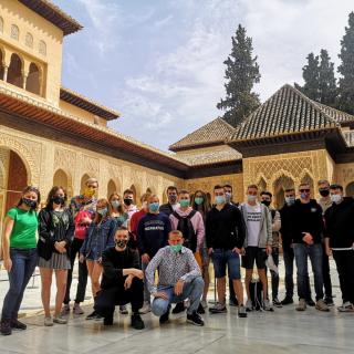 Grupa uczniów na dziedzińcu pałacu
