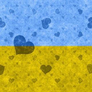 flaga Ukrainy na której są narysowane serca