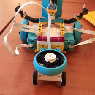 Klocki Lego education Spike Prime na lekcjach j. polskiego w programie Laboratoria Przyszłości