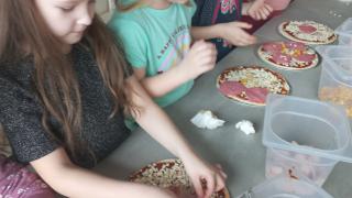 Wycieczka przedszkolaków z Woli Rakowej na warsztaty z robienia pizzy.