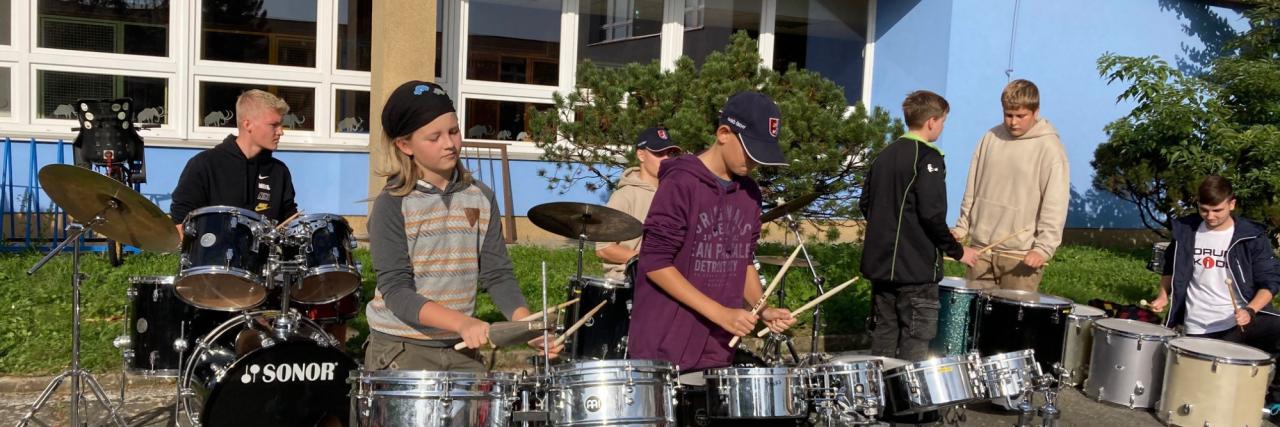 Bubny a bonga rozparádily školní obecenstvo