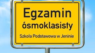 Żółty znak drogowy na tle nieba napis egzamin ósmoklasisty Szkoła Podstawowa Jenin