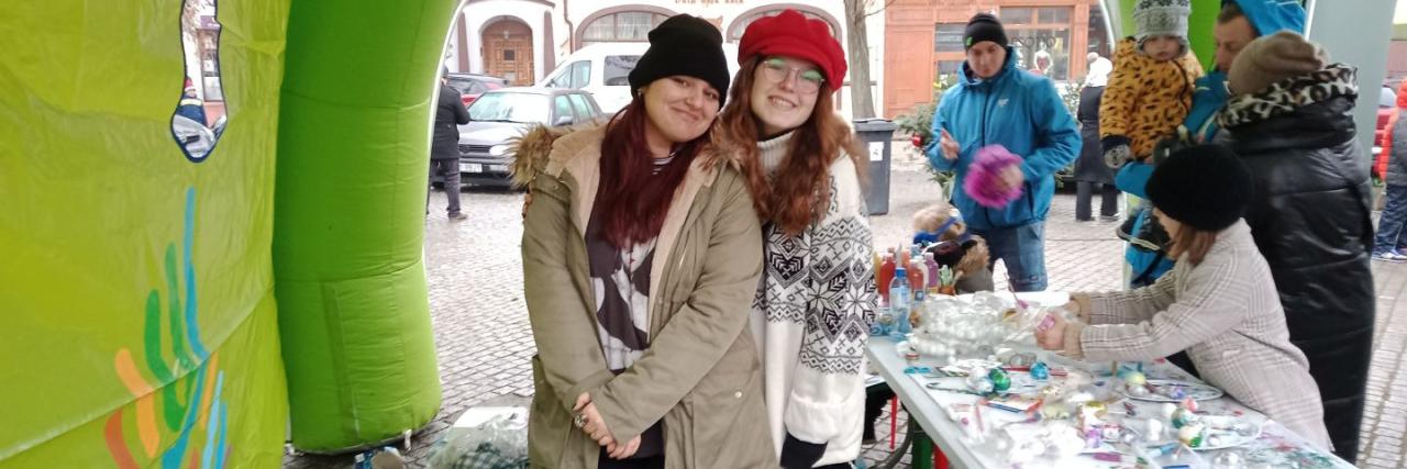 Wolontariusze z Zespołu Szkół i Placówek Oświatowych w Barlinku podczas „Mikołajek dla dzieci z różnych stron świata”.