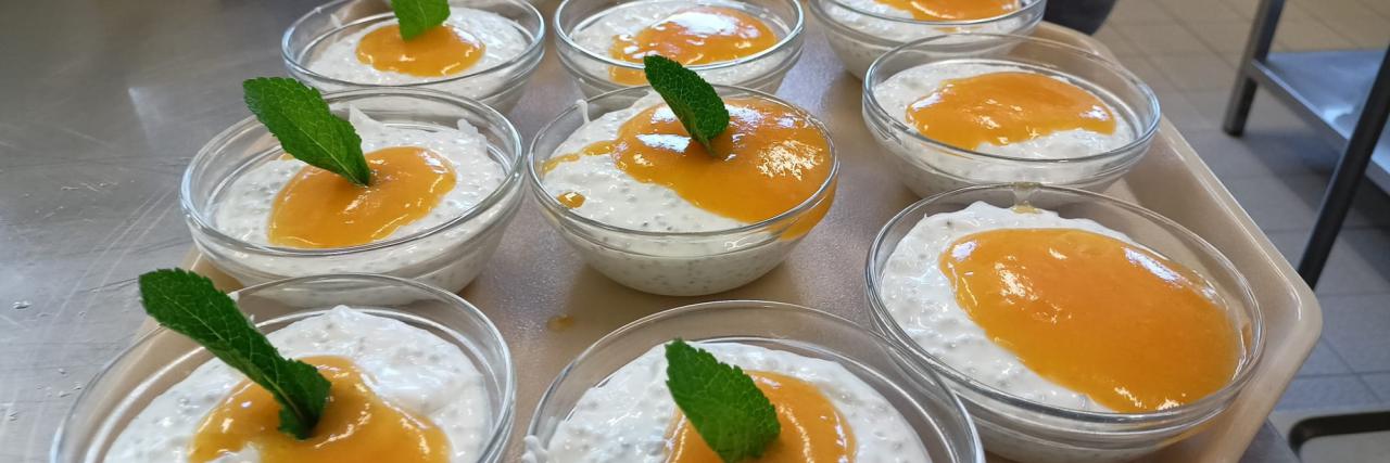 Chia semínka s bílým jogurtem, tvarohem a meruňkovým přelivem