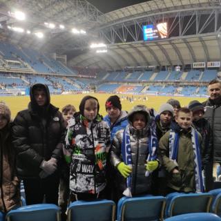 Uczniowie ze Szkoły Podstawowej w Stawiszynie wraz z rodzicami na meczu Lecha Poznań