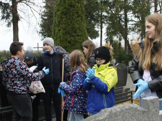 Wyjście Samorządu Uczniowskiego na cmentarz