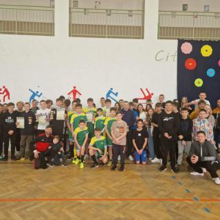 Chłopcy zwycięzcami Turnieju w piłkę nożną halową o Puchar Dyrektora Szkoły Podstawowej w Turośli