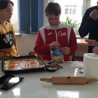 Uczniowie klasy VI B uczestniczą w zajęciach koła kulinarnego
