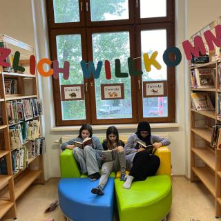 Lesestunde in der Bibliothek