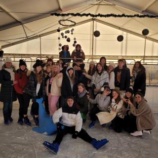 Integracja klasy 1a kaliskiego liceum na lodowisku w Poznaniu