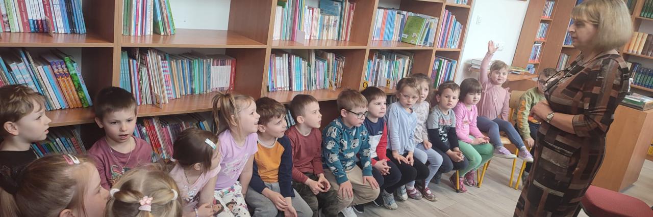 Pięciolatki z Przedszkola nr 8 w Rzeszowie w bibliotece szkolnej