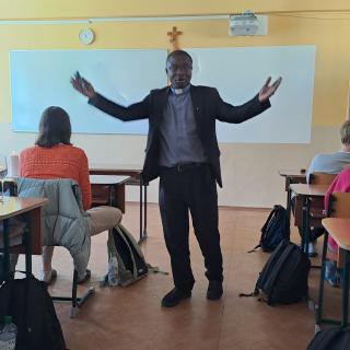 Otec MacHenry z Ghany na hodinách angličtiny