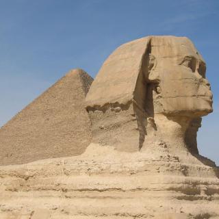 W cieniu egipskich piramid