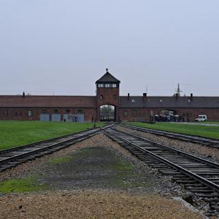Wizyta klas ósmych w Miejscu Pamięci i Muzeum Auschwitz-Birkenau byłym niemieckim nazistowskim obozie koncentracyjnym i zagłady