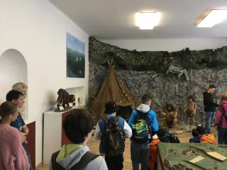 Malé školní muzeum lovců mamutů opět vítá návštěvníky