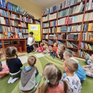 Wycieczka grupy VII do Powiatowej Biblioteki Pedagogicznej w Giżycku.