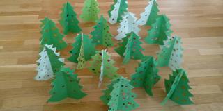 ŠKD - Vyrábame vianočné stromčeky