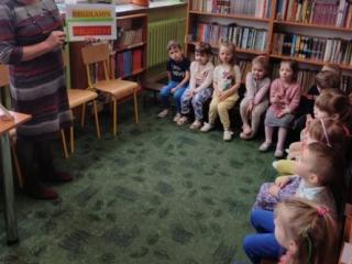 Wizyta przedszkolaków z grupy II Przedszkola nr 8 w bibliotece szkolnej.