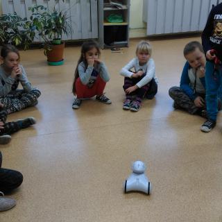 Nowoczesne pomoce w naszej szkole - robot Photon oraz gra edukacyjna "Scootie Go!" 
