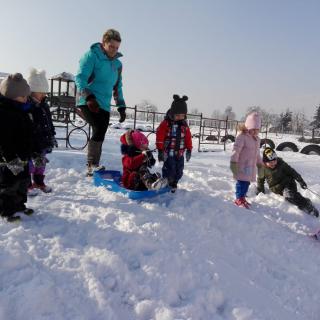 Przedszkolaki, zimowe zabawy na śniegu. Było super :-)