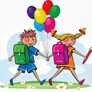 Chłopiec i dziewczynka z tornistrami na plecach, trzymające się za ręce idą do szkoły. w rękach trzymają kolorowe balony.