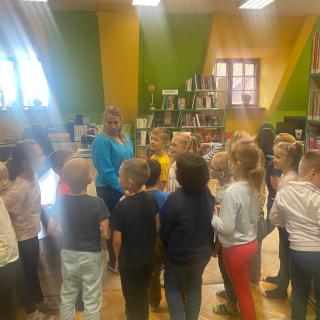 Biblioteka Publiczna w Pasłęku gościła uczniów klasy 1A
