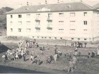 Skrášľovanie okolia školy 14.9.1957