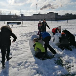 Sportstunde im Schnee