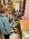 Uczniowie 1a z pierwszą wizytą w szkolnej bibliotece