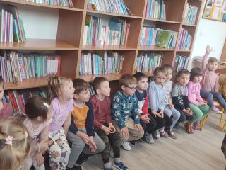 Pięciolatki z Przedszkola nr 8 w Rzeszowie w bibliotece szkolnej