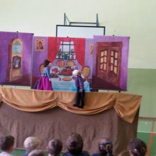 "Niezwykły gość" - teatr lalek "Bajka"