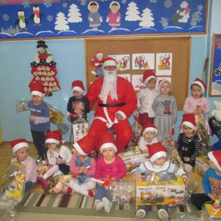 "6 grudnia jak dobrze wiecie - Święty Mikołaj chodzi po świecie" - Mikołajki w przedszkolu