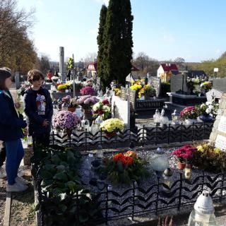 Pamiętamy o zmarłych – klasowe wyjście na cmentarz