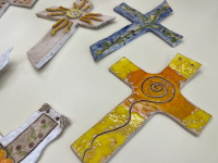 Kreuze aus Keramik für die Klassenzimmer 