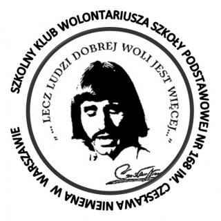 Logo Szkolnego Klubu Wolontariatu, podobizna Czesława Niemena z napisem Lecz ludzi dobrej woli jest więcej...