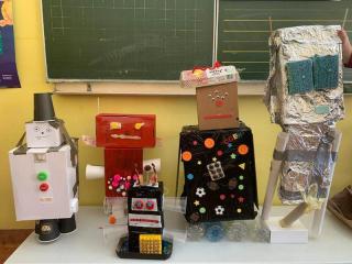 Kartonowe roboty na lekcji techniki w klasie I a