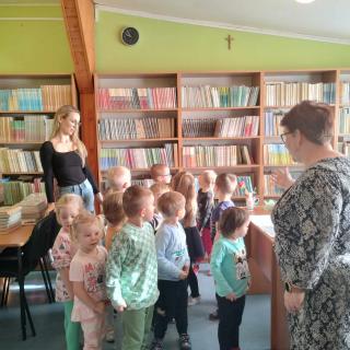 Przedszkolaki z wizytą w szkolnej bibliotece