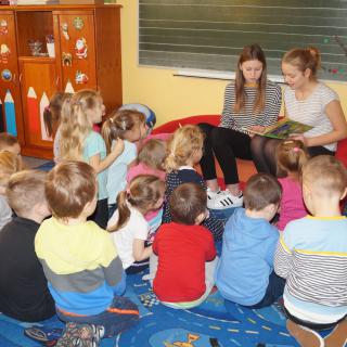 Wolontariusze czytają przedszkolakom