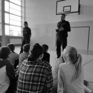 Bezpieczna droga do szkoły oraz Cyberprzemoc / Cyberprzestępczość - spotkanie uczniów z pracownikami Policji